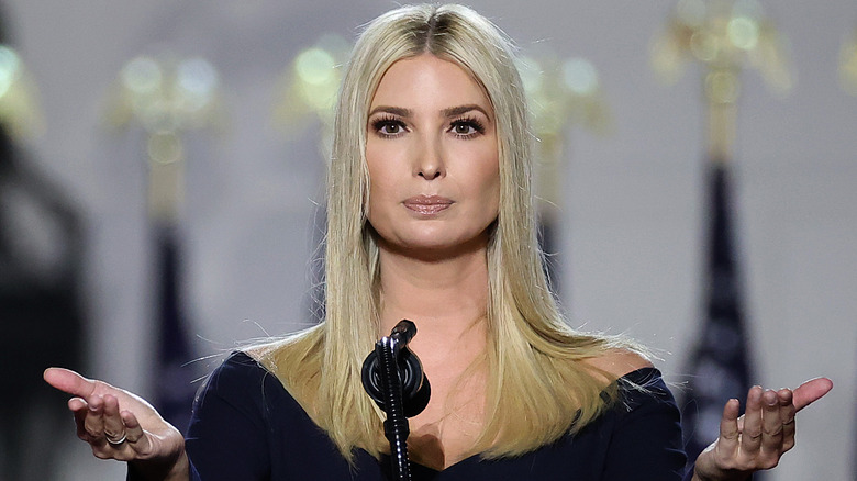 Ivanka Trump les mains en l'air