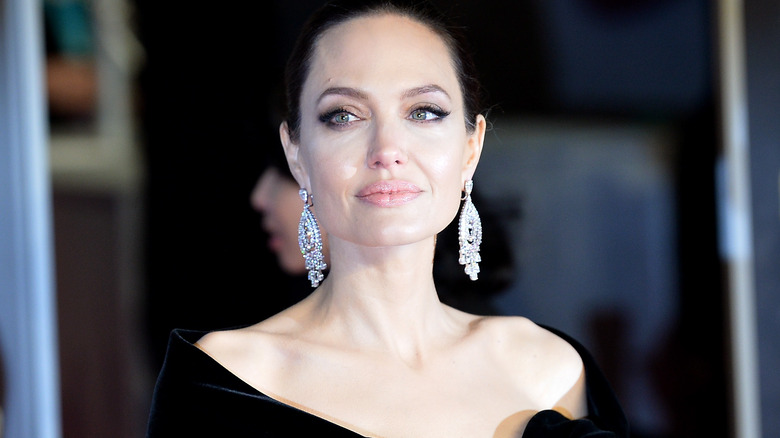 Angelina Jolie souriante