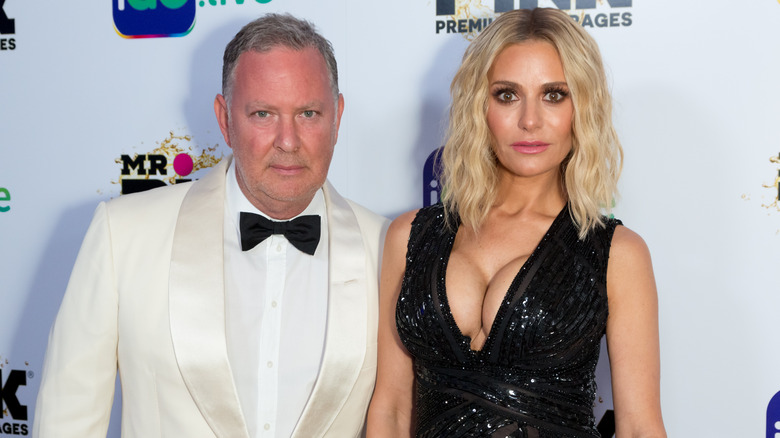 Paul PK Kemsley et Dorit Kemsley posent 