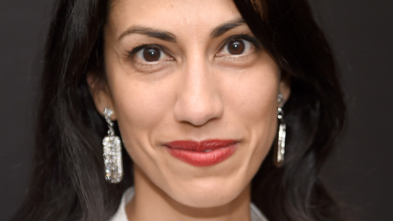 À l’intérieur des réclamations que Huma Abedin fait contre un sénateur américain