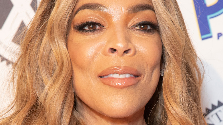 Wendy Williams sourit sur le tapis rouge