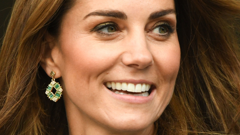 Kate Middleton étourdit absolument en rouge tout en prononçant un discours émouvant