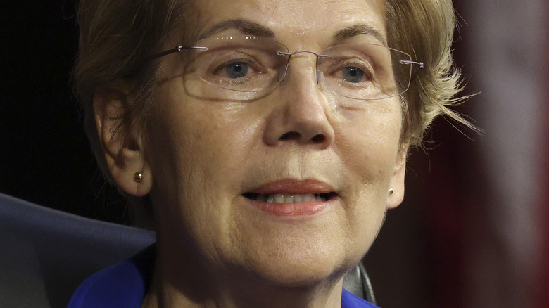 Elizabeth Warren avec une expression solennelle