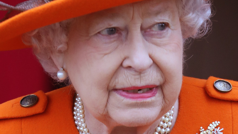 La reine Elizabeth réagit à quelque chose lors d'un événement