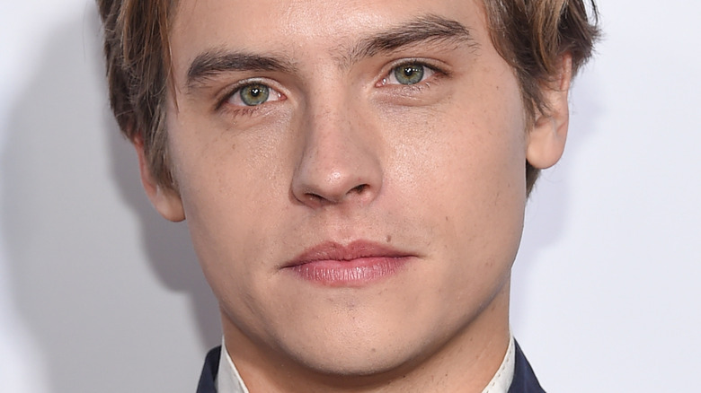 La transformation de Dylan Sprouse a des fans qui font une double prise