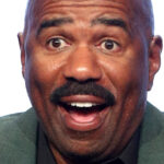 Pourquoi la nouvelle photo de Steve Harvey reçoit le traitement meme