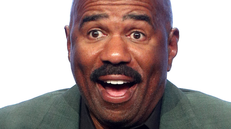 Pourquoi la nouvelle photo de Steve Harvey reçoit le traitement meme