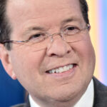 Qu’est-ce que Neil Cavuto exhorte les téléspectateurs à faire ?