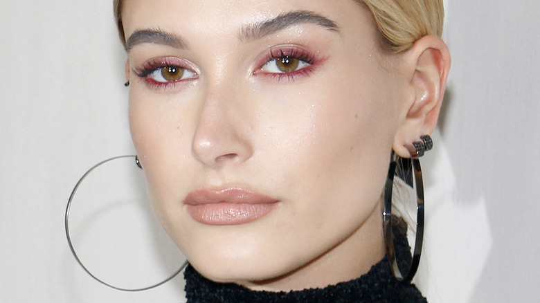 Voici comment Hailey Bieber a réagi à l’accident tragique d’Alec Baldwin sur le plateau