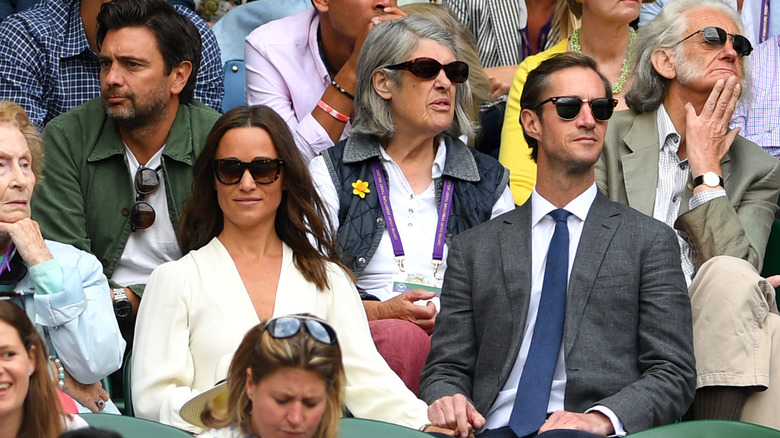 Pippa Middleton tenant la main de James Matthews