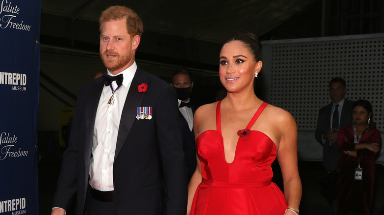 Le prince Harry et Meghan Markle marchant