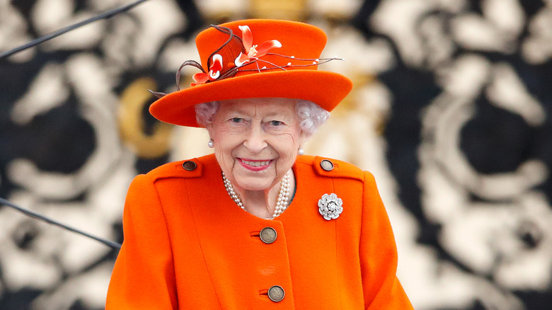 La reine Elizabeth vêtue d'orange