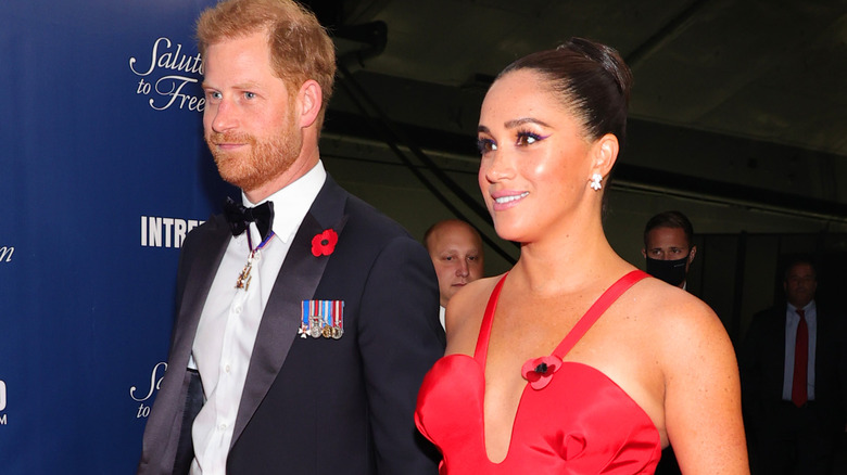 Le prince Harry et Meghan Markle marchant lors d'un événement