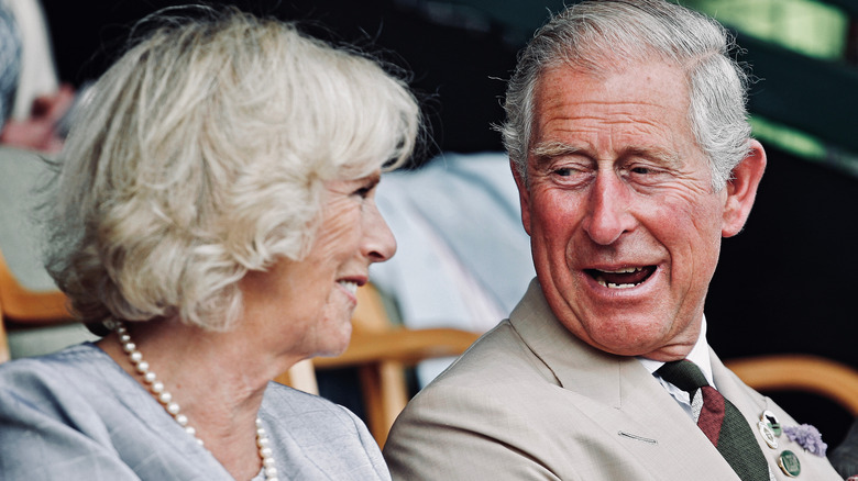 Camilla Parker Bowles et le prince Charles rient