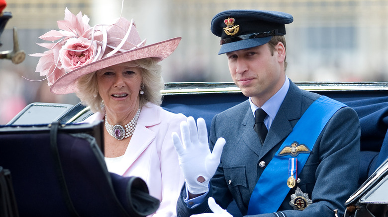 Le prince William et Camilla Parker-Bowles en calèche.