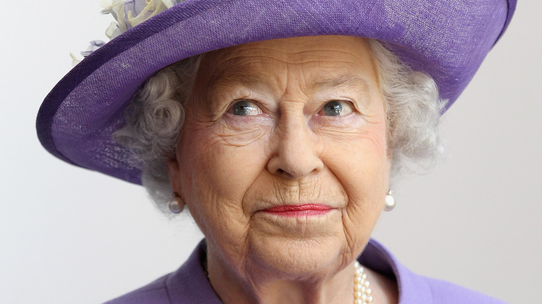 La reine Elizabeth II regardant vers le haut