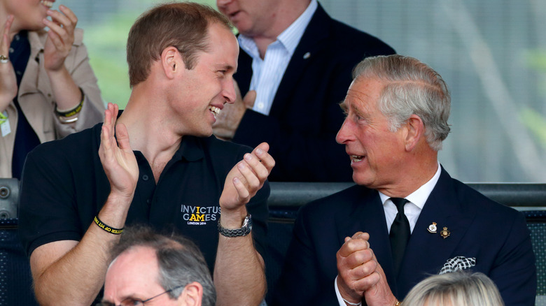 Le prince William et le prince Charles discutent