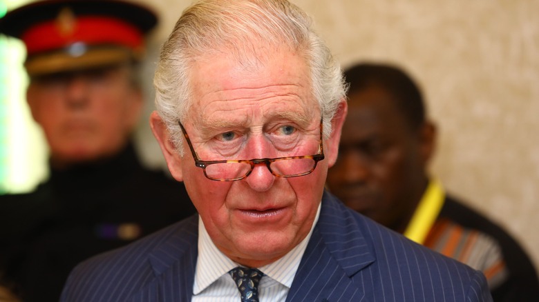 Le prince Charles avec des lunettes