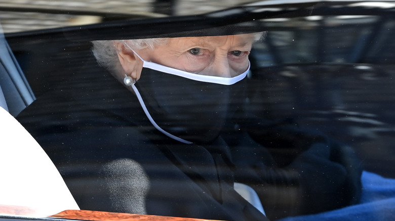 La reine Elizabeth avec un masque