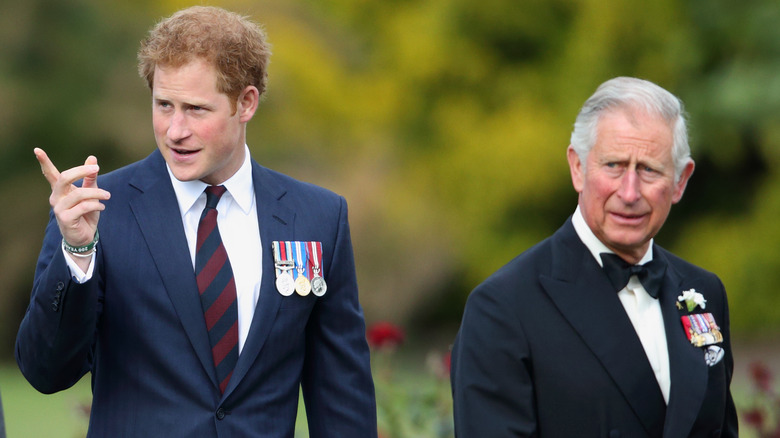 Le prince Harry et le prince Charles marchant lors d'un événement