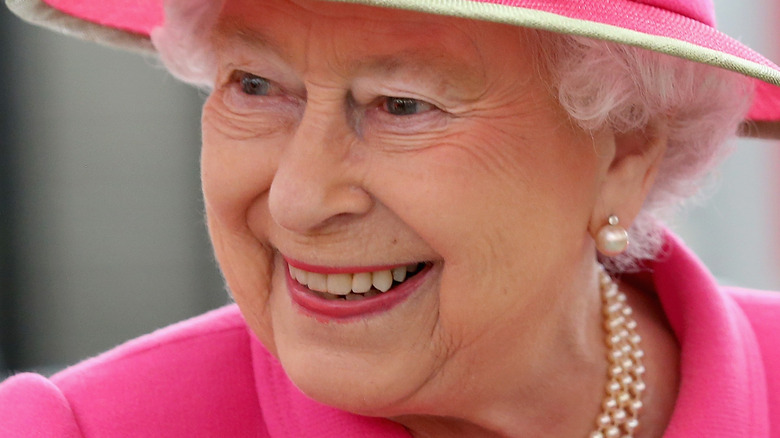 La reine Elizabeth II sourit