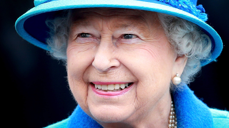 La reine Elizabeth souriante en bleu