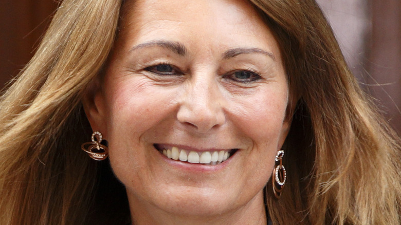 Carole Middleton quitte l'aile Lindo après avoir rendu visite à la duchesse de Cambridge et à son fils nouveau-né