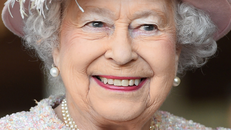 La reine Elizabeth II souriant lors d'un événement 