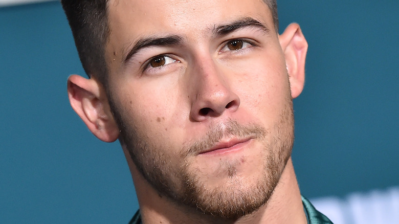 Nick Jonas pose sur le tapis rouge