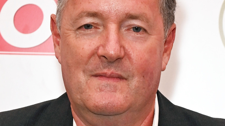 Piers Morgan pose sur le tapis rouge