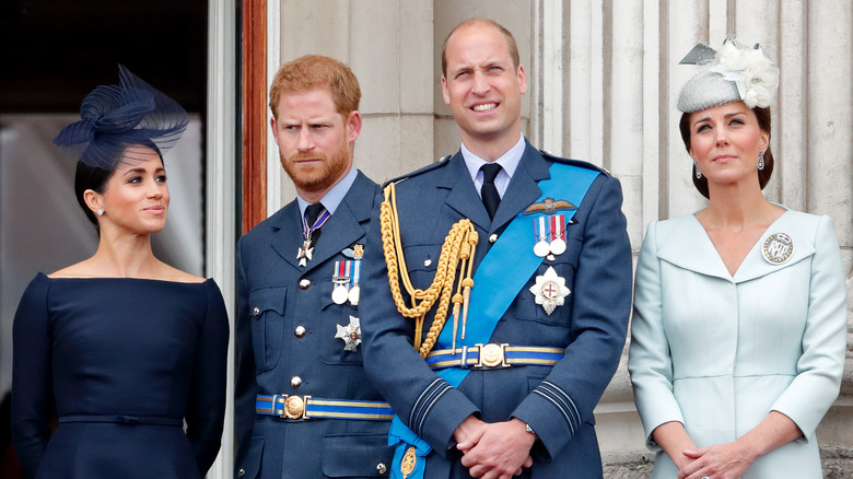 Les Cambridges et les Sussex sur le balcon