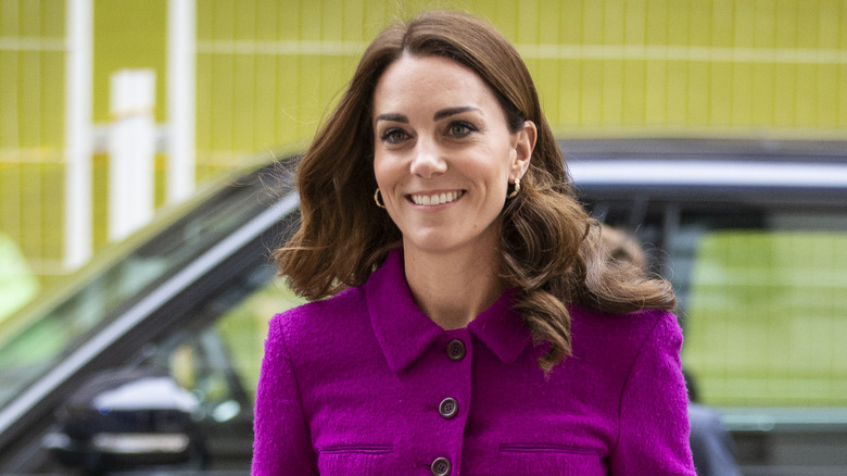 Kate Middleton portant un manteau rose