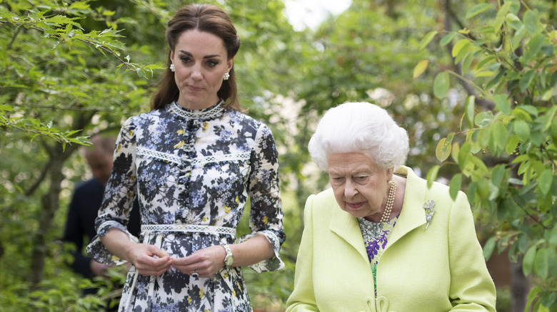 Kate Middleton et la reine Elizabeth marchant