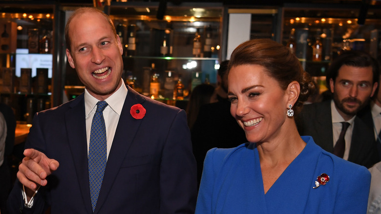 Kate Middleton et le prince William lors d'un événement, parlant