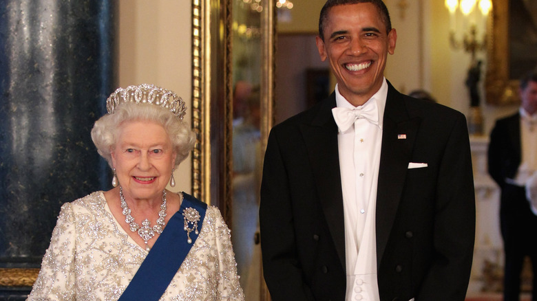 La reine Elizabeth II et Barack Obama sourient à un fiançailles