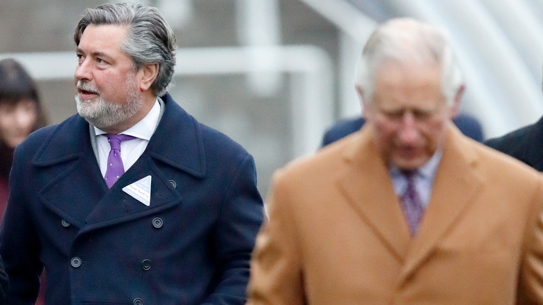 Michael Fawcett marche aux côtés du prince Charles lors d'un engagement