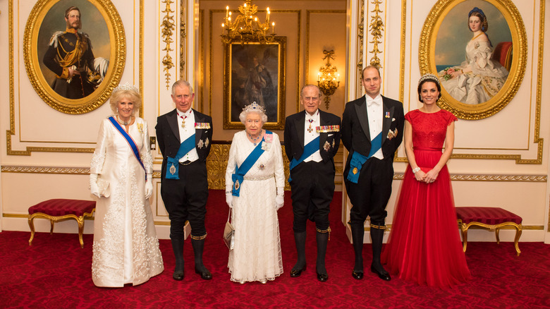 La reine Elizabeth avec la famille royale