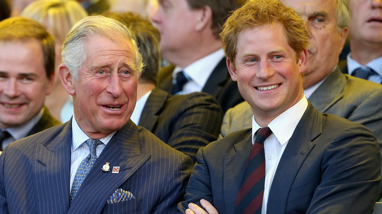 Prince Charles et Prince Harry souriant