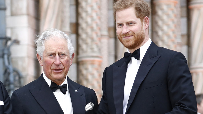 Prince Charles et Prince Harry souriant