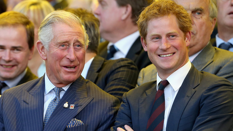 Prince Charles et Prince Harry souriant