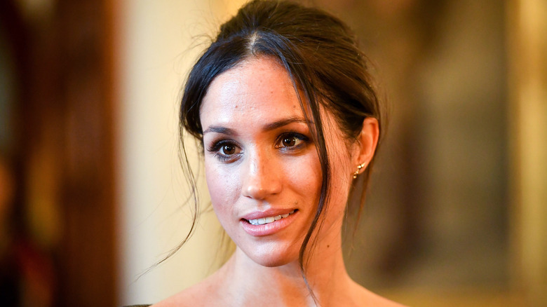 Meghan Markle donne un regard pensif pendant ses fonctions royales