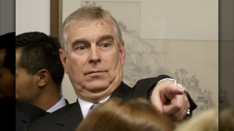 Prince Andrew pointant du doigt