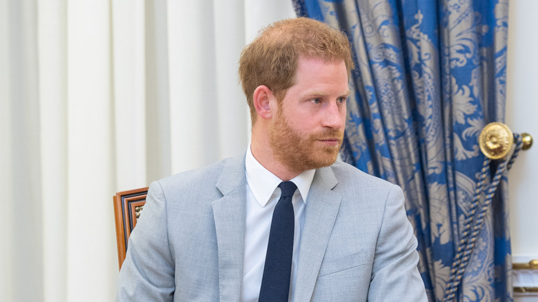 Prince Harry avec la tête tournée sur le côté