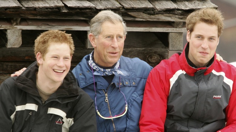 Prince Harry, Prince Charles et Prince William souriant