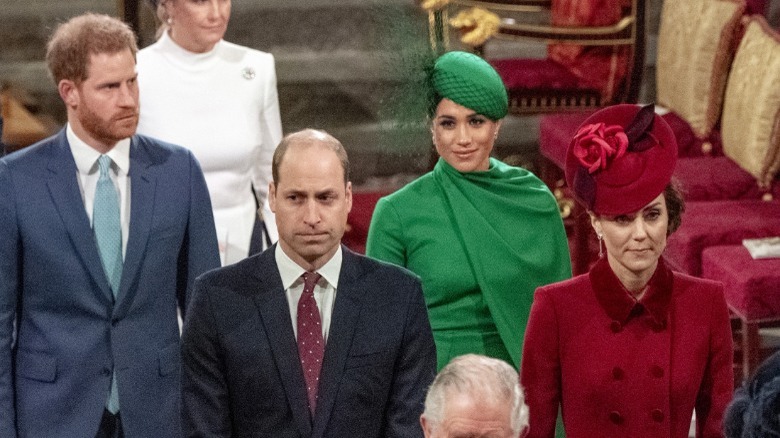 Le prince Harry, le prince William, Meghan Markle et Kate Middleton debout ensemble