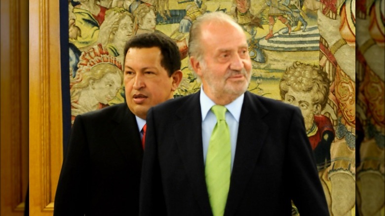 Hugo Chavez derrière le roi Juan Carlos