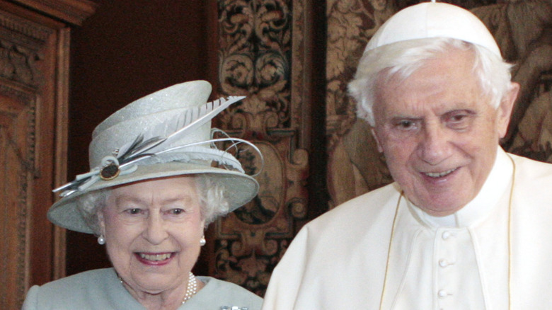 La reine Elizabeth et le pape souriant