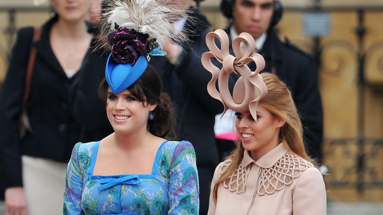 La princesse Béatrice, la princesse Eugénie portant des chapeaux fous