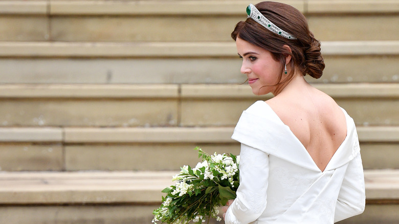 La princesse Eugénie tenant un bouquet