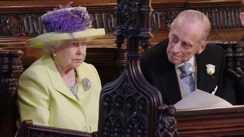 La reine Elizabeth en chapeau jaune avec le prince Philip